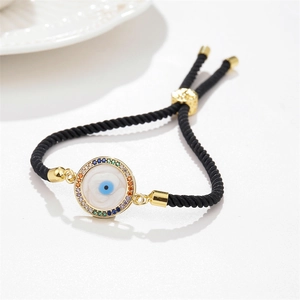 Dettaglio del bracciale occhio di Allah regolabile con finiture oro e zirconi