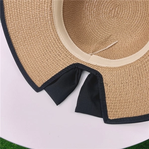 Détail d'un chapeau de paille avec un ruban noir et une bande de confort bien cousue