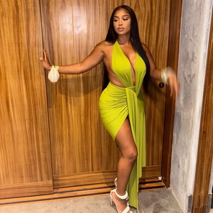Détail de la robe licou vert fluo avec décolleté en V profond et fente haute
