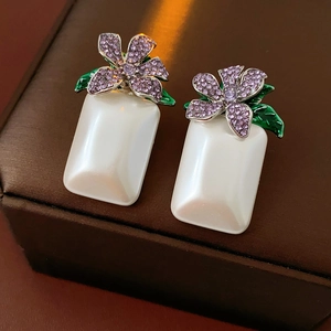 Détails de boucles d'oreilles vintage en perles carrées avec fleurs en cristal violet