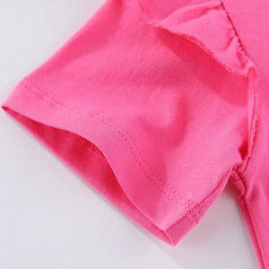 Detailaufnahme eines pinkfarbenen Rüschenärmels an einem Baumwoll-T-Shirt für Mädchen