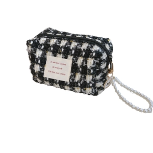 Elegant tweed handbag with pearl chain handle and French label in black and white finish