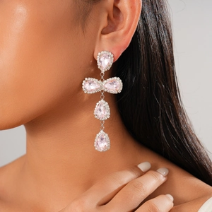 Detail von rosa Tropfenkristall-Ohrringen mit funkelnden Diamanten auf einer Silberbasis