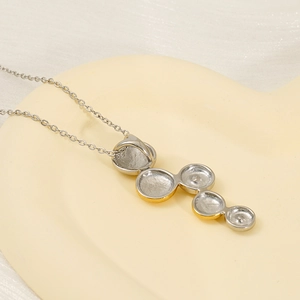 Collier en acier titane bicolore avec cinq pendentifs circulaires concaves en argent et or