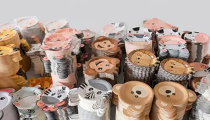 Stock massif d'assiettes en carton en forme d'animaux : lions, zèbres et singes de jungle