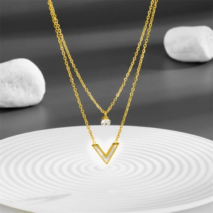 Collier double rang en acier titane doré avec pendentif en V, zircon et nacre
