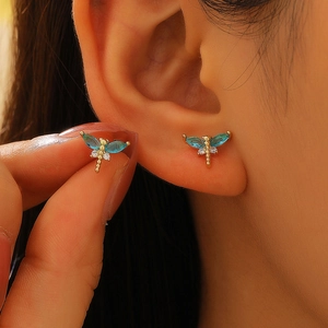 Minimalistische Libellen-Ohrstecker mit blauen Zirkonia und Goldbeschichtung