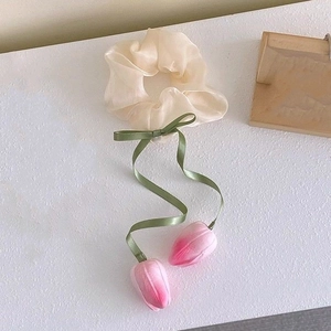 Eleganter Scrunchie aus Organza mit grüner Schleife und rosa Tulpen-Anhängern