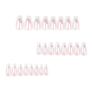 Faux ongles forme cercueil manucure française classique avec pointes blanches et fini brillant