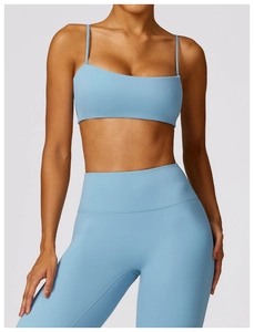 Detail des hellblauen Yoga-Sets mit schmalen Trägern und hochtaillierter Leggings
