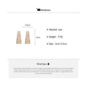Detailed size chart for geometric gold earrings showing dimensions 6cm by 2.5cm and weight
