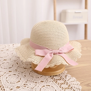 Détail du chapeau de paille pour filles avec ruban rose et bord festonné