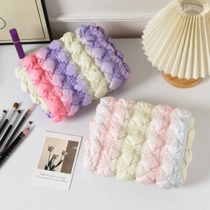 Süße Make-up-Taschen mit 3D-Blasentextur in lila und rosa Farbverlauf auf dem Frisiertisch