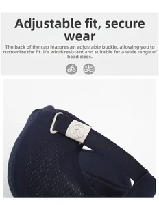 Détail de la casquette en maille bleue avec boucle métallique argentée réglable
