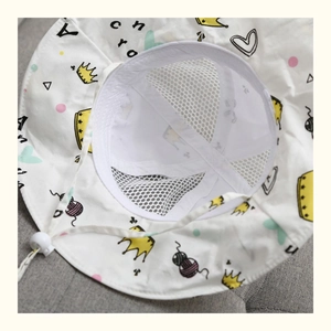 Dettaglio del cappello da sole per neonati con fodera in rete traspirante e motivi a corona