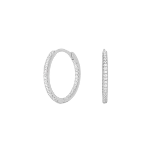 Gros plan de boucles d'oreilles huggie en argent S925 avec cristaux de zircone cubique