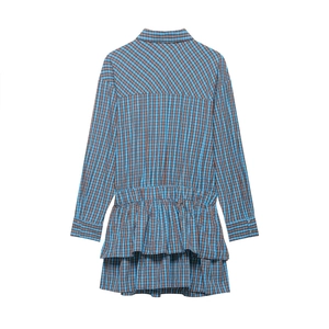 Vue de dos d'une mini-robe à carreaux à manches longues avec ourlet à volants
