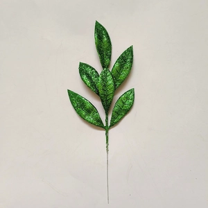 Dettaglio macro di un ramo di pino artificiale verde con finitura glitterata