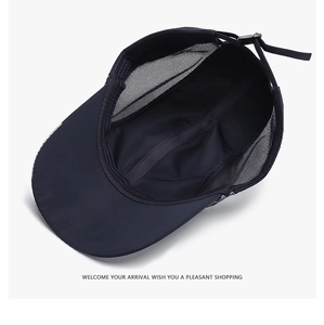 Dettaglio del cappellino navy in mesh traspirante con fibbia posteriore regolabile