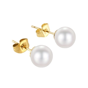 Pendientes de perlas clásicos de acero inoxidable chapado en oro de 18K sobre fondo blanco
