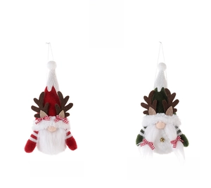 Détail de gnomes de Noël tricotés avec des bois de renne et des motifs festifs