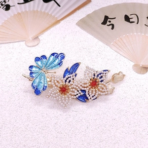 Traditionelle chinesische Haarspange mit blauem Schmetterling und Perlenblumen