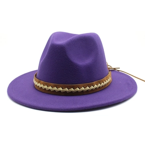 Detail eines lila Wollfilzhutes mit einem braunen geflochtenen Leder-Zierband am Hut