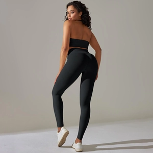 Detail des nahtlosen Rippstrickstoffs an schwarzen Yoga-Leggings mit hoher Taille und Sport-BH