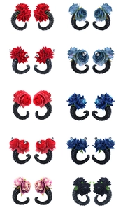 Détail de pinces à cheveux cornes de chèvre gothiques avec roses et crânes décoratifs