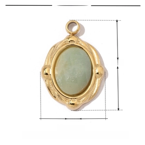 Vue détaillée du pendentif ovale en pierre naturelle verte mesurant 15mm par 10mm