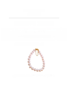 Dettaglio del bracciale di perle d'acqua dolce con chiusura magnetica dorata e catenina