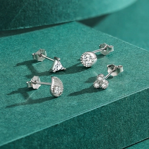 Set di orecchini a lobo minimalisti in argento 925 con brillanti cristalli di zircone