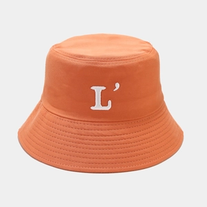 Détail du bob orange avec broderie de la lettre L blanche et coutures renforcées