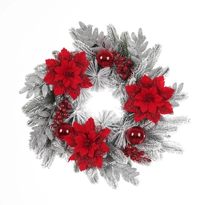 Ghirlanda natalizia con stelle di Natale rosse e aghi di pino argentati su fondo bianco