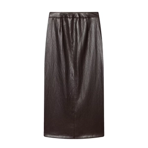 Dettaglio gonna midi in pelle marrone scuro con texture pregiata e pieghe naturali