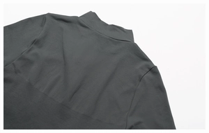 Détail de la veste de yoga à col montant montrant le tricot plat et la texture côtelée