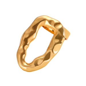 Vue détaillée de la bague dorée irrégulière avec texture martelée et découpe ovale