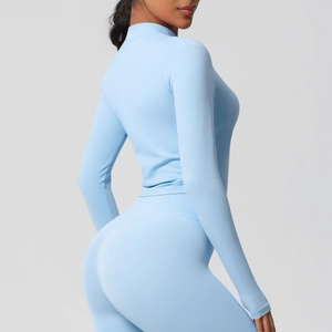 Détail de la veste de yoga bleu clair ajustée avec col montant et fermeture éclair