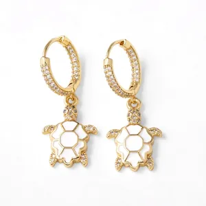 Pendientes de aro de tortuga dorados con esmalte blanco y detalles de circonita