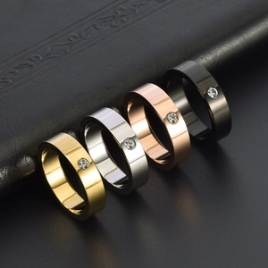 Bagues en acier inoxydable 5mm en or, argent, or rose et noir avec pierre unique