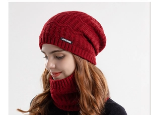 Detailaufnahme von rotem Strickmützenset mit Schal und warmem Innenfutter aus Vlies