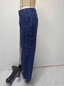 Détails du pantalon cargo en denim bleu foncé avec de grandes poches latérales