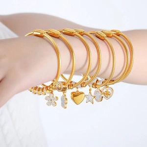 Elegantes pulseras de cadena de serpiente dorada con dijes de estrella, corazón y vida