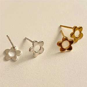 925 sterling silver hollow flower stud earrings in silver and gold finishes