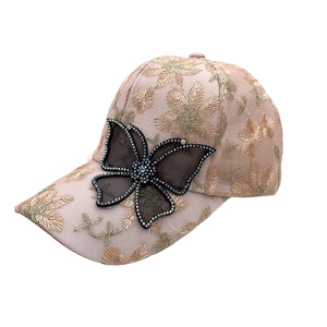 Spitzen-Sonnenschutz-Basecap mit Strass-Schmetterling und floraler Stickerei