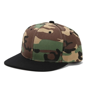 Detailansicht der Camouflage Snapback mit flachem schwarzem Schirm und Kontrastnähten