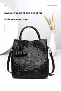 Dettaglio della trama floreale a rose su borsa tote in pelle nera con nappine
