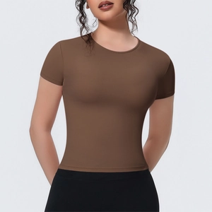 Gros plan sur t-shirt de yoga marron moka montrant le tissu respirant et la coupe slim