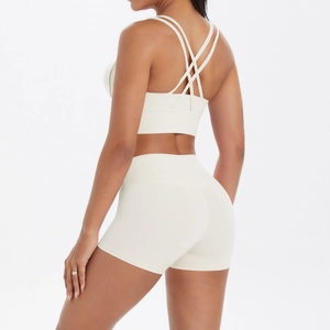 Détail de l'ensemble de yoga crème montrant le soutien-gorge croisé et le short taille haute