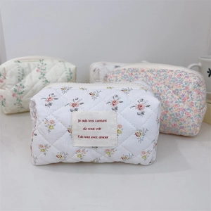 Gros plan détaillé des textures de coton matelassé floral et des étiquettes tissées